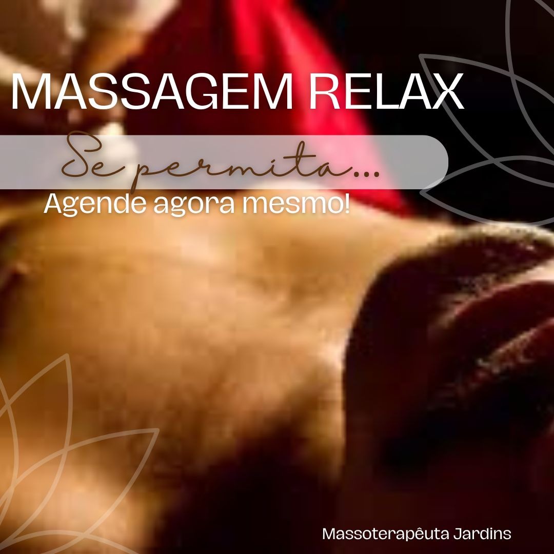 Massagem terapêutica nas costas em ambiente acolhedor